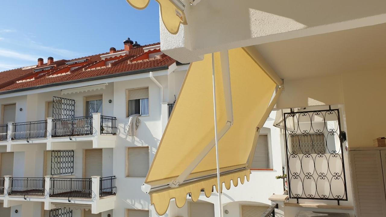 Condominio Ariazzurra S. Bart. San Bartolomeo Al Mare Exteriör bild
