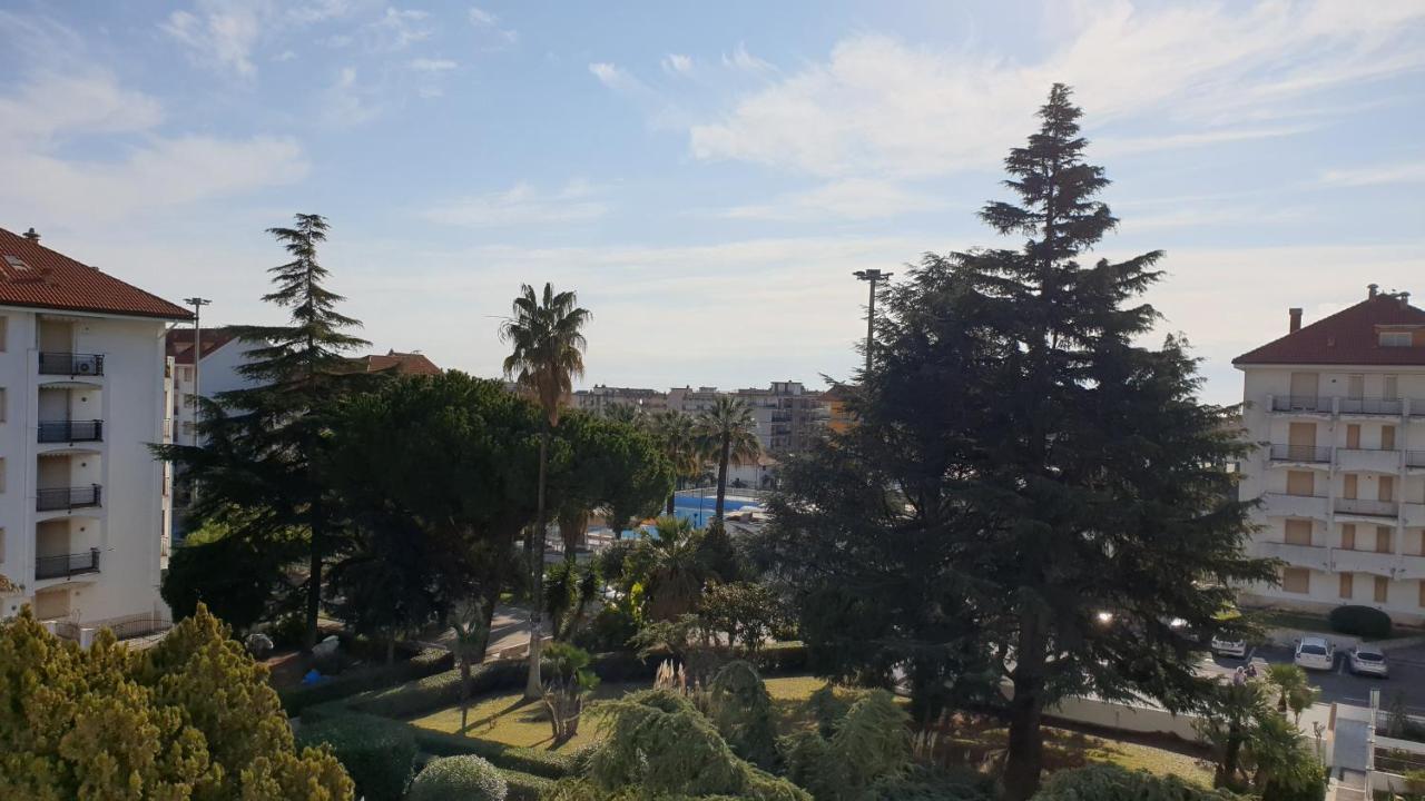 Condominio Ariazzurra S. Bart. San Bartolomeo Al Mare Exteriör bild