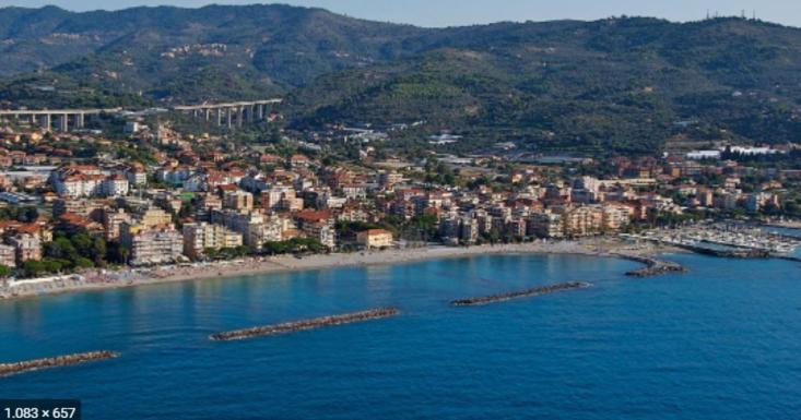 Condominio Ariazzurra S. Bart. San Bartolomeo Al Mare Exteriör bild