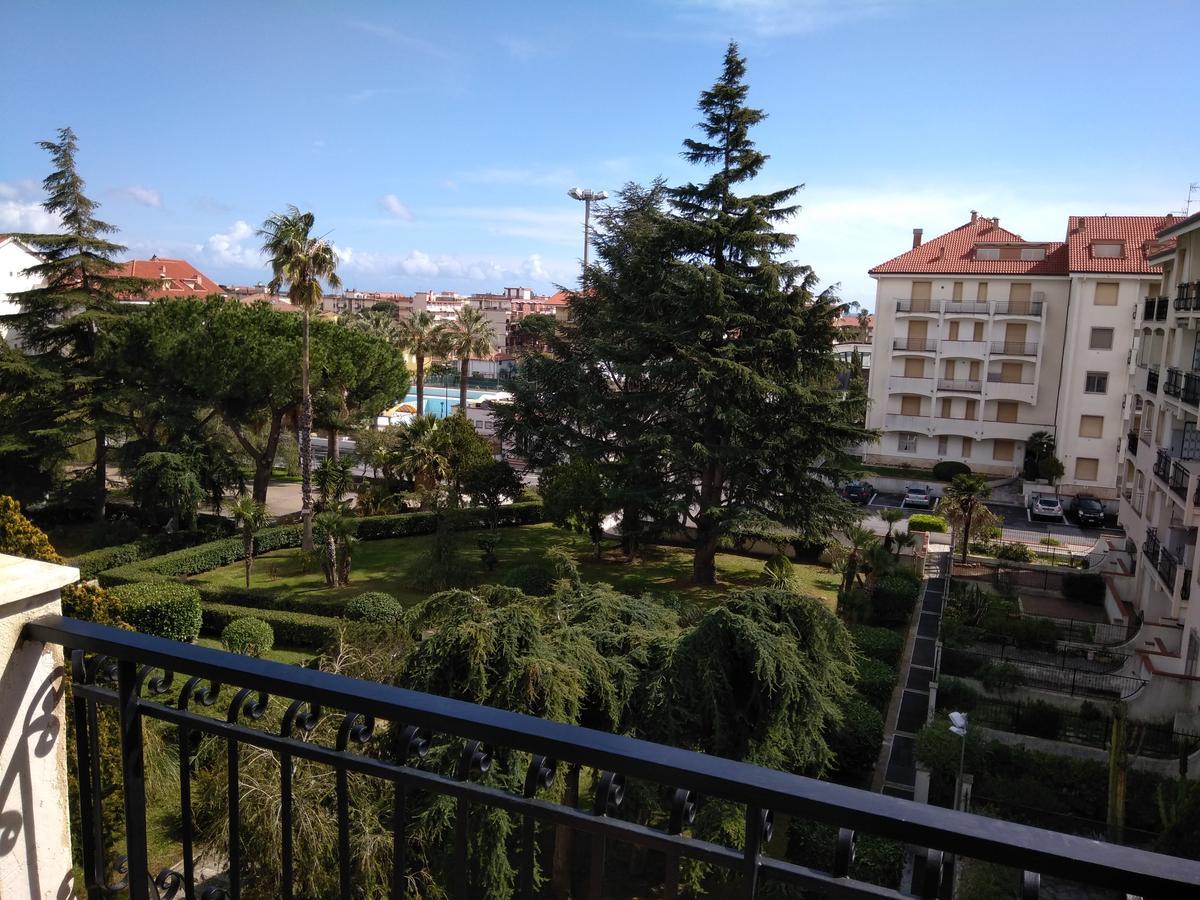 Condominio Ariazzurra S. Bart. San Bartolomeo Al Mare Exteriör bild