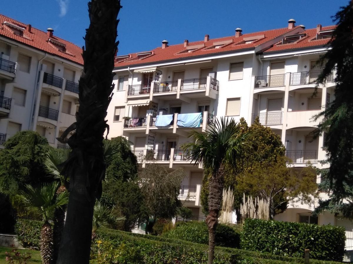 Condominio Ariazzurra S. Bart. San Bartolomeo Al Mare Exteriör bild