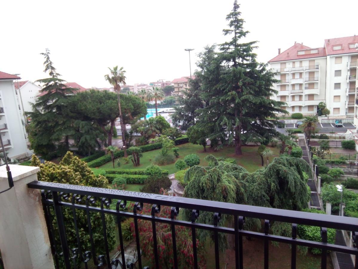 Condominio Ariazzurra S. Bart. San Bartolomeo Al Mare Exteriör bild