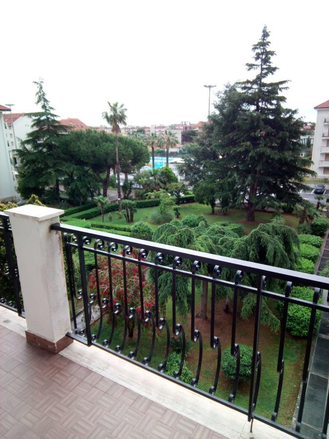 Condominio Ariazzurra S. Bart. San Bartolomeo Al Mare Exteriör bild